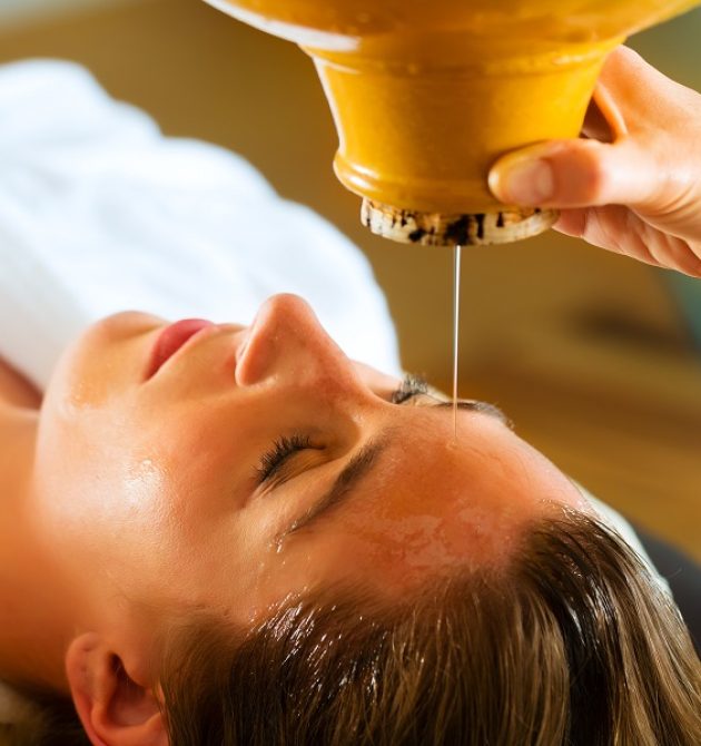 Frau genießt eine Ayurveda Ölmassage